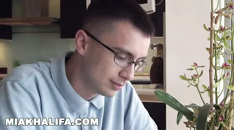 Mia Khalifa får en av sina villkorslösa fans att tappa oskulden