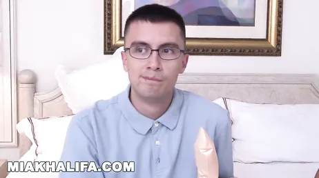 Mia Khalifa får en av sina villkorslösa fans att tappa oskulden