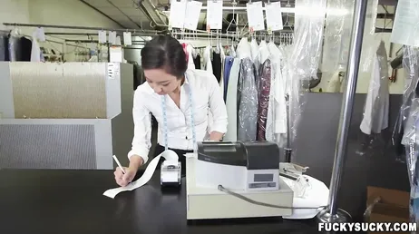 La couturière asiatique baisée par deux belles bites noires