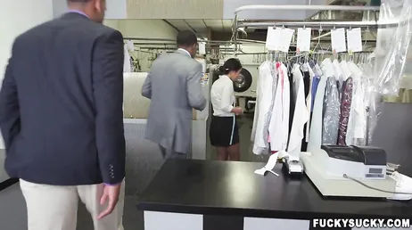 La couturière asiatique baisée par deux belles bites noires