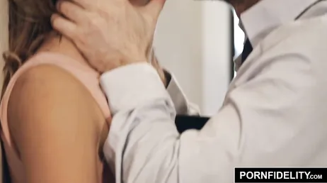 Hon är en sådan slampa att hon låter honom komma inuti henne på första dejten