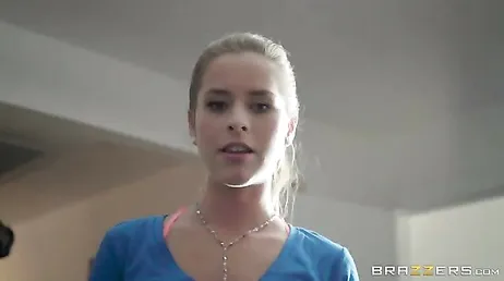 Keiran Lee si scopa la giovane babysitter dei suoi figli, che puttana