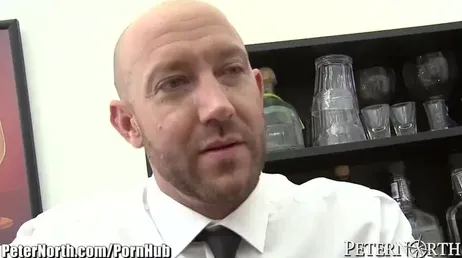 Die Schlampe fickt den Kellner, sie ist eine sehr untreue Frau!