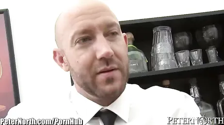 Die Schlampe fickt den Kellner, sie ist eine sehr untreue Frau!