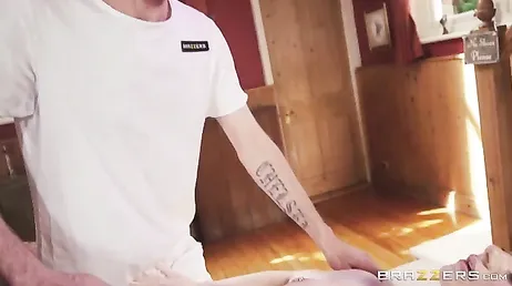 O cliente toca no bom pacote do jovem massagista Danny D