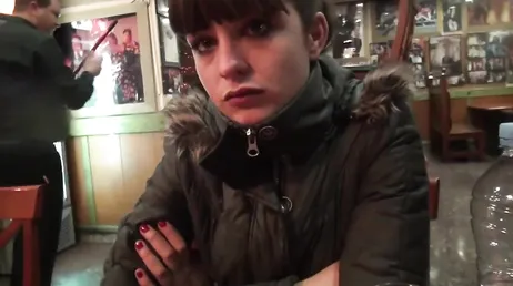 Ich treffe diese junge Frau, um ihr erstes selbstgemachtes Pornovideo zu drehen