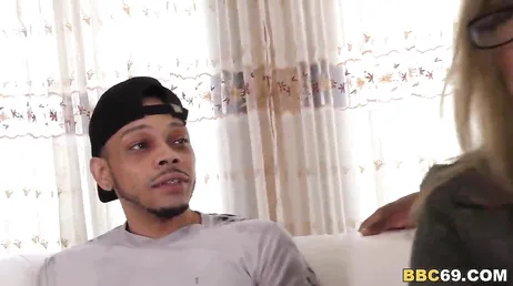 Carmen Valentina incentivada a fazer um gangbang interracial