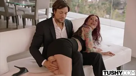 Den tatuerade brunetten Monique Alexander gillar att bli dominerad