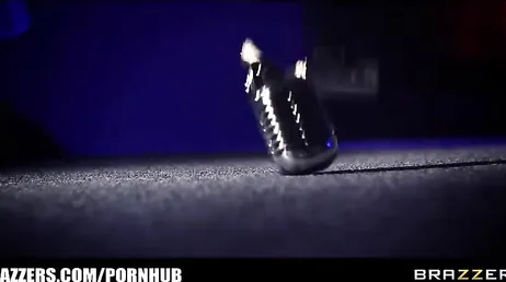 O pau da negra é tão gostoso que ela fode o branquinho