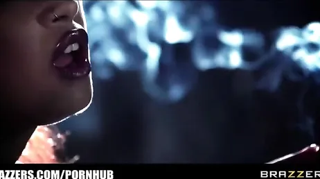 O pau da negra é tão gostoso que ela fode o branquinho