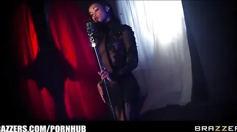 O pau da negra é tão gostoso que ela fode o branquinho