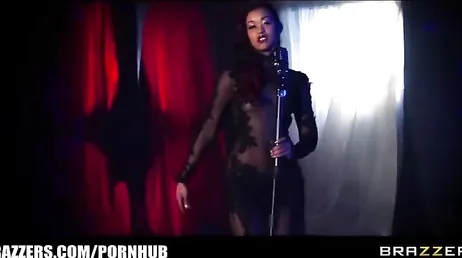 O pau da negra é tão gostoso que ela fode o branquinho