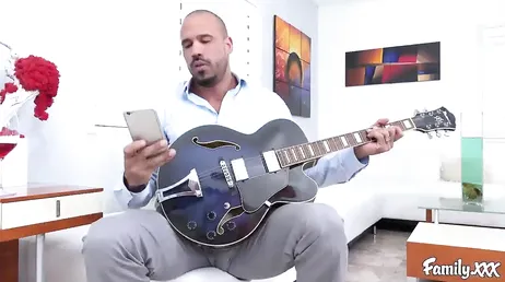 Minha enteada toca piano bem, vamos ver como ela toca meu pau grande