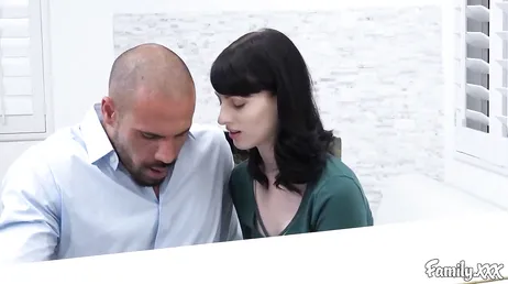 Minha enteada toca piano bem, vamos ver como ela toca meu pau grande