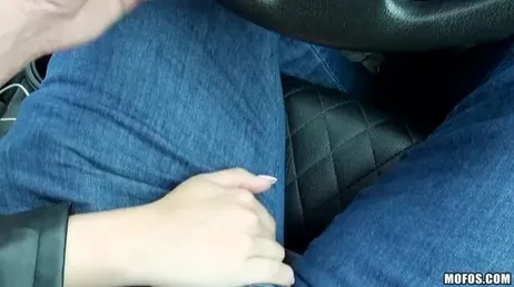 Prendiamo Zoe Doll in autostop e la portiamo a casa