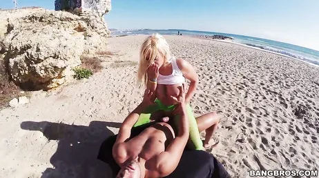 La blonde au gros cul Blondie Fesser baise fort sur la plage