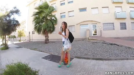 Ela vem do shopping e eles a convencem a acabar fodendo