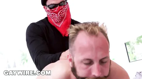 Un voleur s'introduit dans la maison pour voler et l'oblige à lui sucer la bite et à (le) baiser