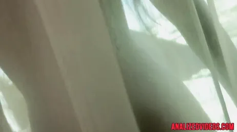Junges tätowiertes Mädchen lässt sich hart ins enge Arschloch ficken