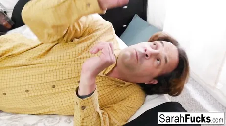 Sarah Jessie et Anna Bell Peaks baisent ensemble dans un plan à trois.