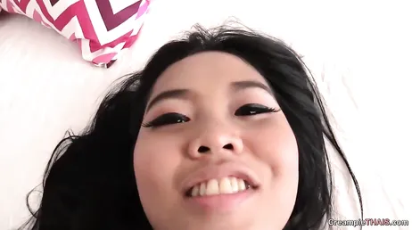 Porrcasting för den unga asiatiska flickan med en sista creampie cumshot