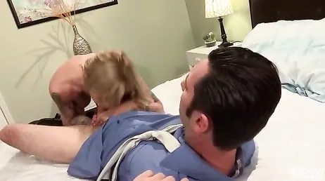 Ich nutze die Tatsache, dass meine Frau betrunken ist, um sie richtig hart zu ficken