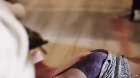 Dillion Harper et Elle Alexandra essaient une belle bite en caoutchouc
