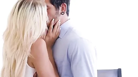 Il ne coupe pas un poil et finit par sucer son beau-frère
