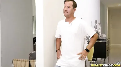 Jessy Jones se pone las botas con la diosa del porno Brandi Love