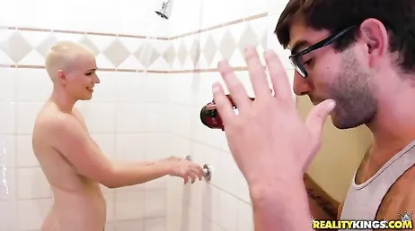 Ce salaud baise deux bonnes filles en même temps, quel trio il fait !