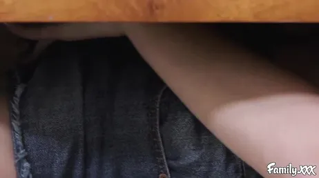 Ze neukt liever met haar zus dan met haar vriend, ze zal een slet zijn..