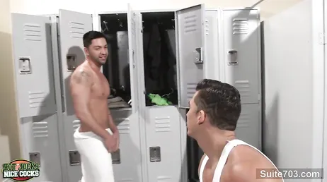 Schwule ficken hart in der Umkleidekabine des Fitnessstudios