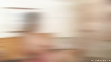Ela chama os amigos do marido para fazer um ótimo gangbang