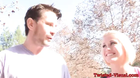 De hereniging met de blondine eindigt in een zeer hardcore neukpartij