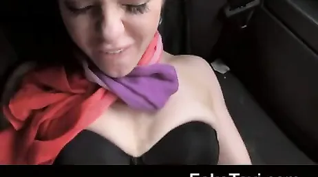 L'hôtesse paie le chauffeur de taxi avec une pipe et du bon sexe