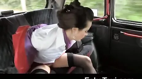 L'hôtesse paie le chauffeur de taxi avec une pipe et du bon sexe