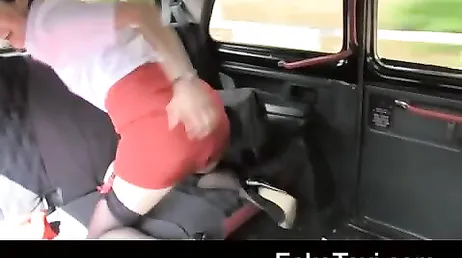 L'hôtesse paie le chauffeur de taxi avec une pipe et du bon sexe