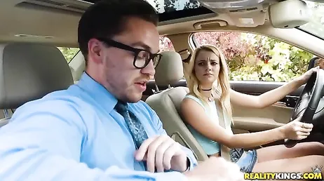 A loira Riley Star sabe como tirar carteira de carro