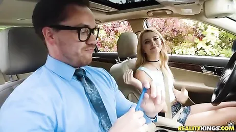 A loira Riley Star sabe como tirar carteira de carro