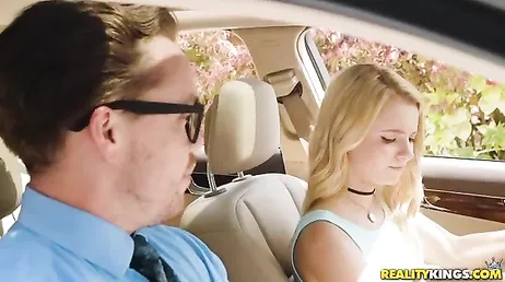 A loira Riley Star sabe como tirar carteira de carro