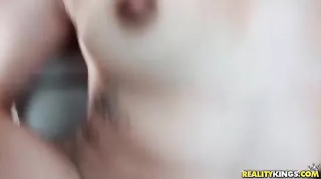 Je baise avec ma copine dans la voiture et elle me demande du lait dans la bouche