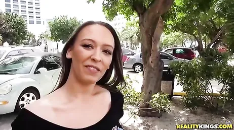 Je baise avec ma copine dans la voiture et elle me demande du lait dans la bouche