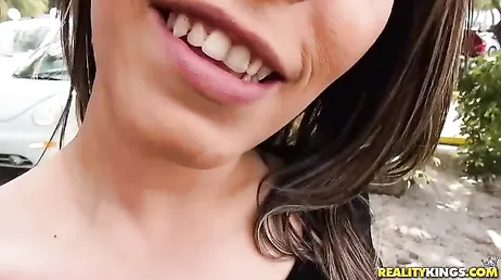Je baise avec ma copine dans la voiture et elle me demande du lait dans la bouche