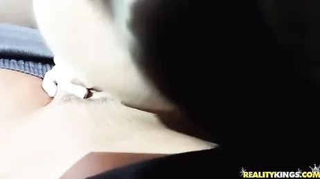 Je baise avec ma copine dans la voiture et elle me demande du lait dans la bouche