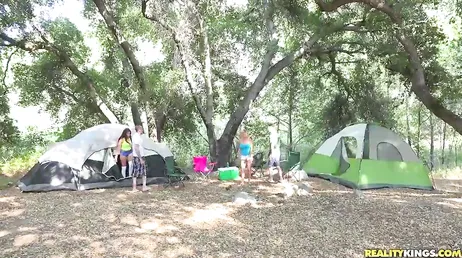 Han åker på camping med några vänner och det här slutar med att det händer...