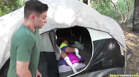 Han åker på camping med några vänner och det här slutar med att det händer...