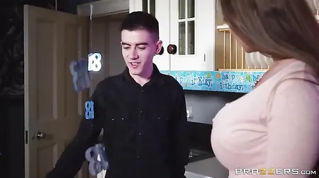 C'est ça fils, baise-moi fort puisque ton père ne me le fait pas comme ça