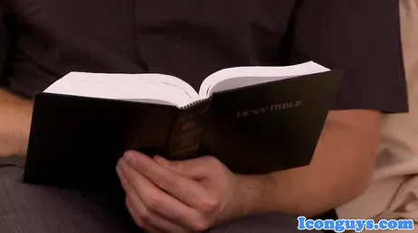 Schwuler Priester wendet sich bei einem Schwulenporno-Dreier dem Alkohol und dem Laster zu!