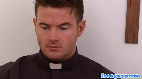 Schwuler Priester wendet sich bei einem Schwulenporno-Dreier dem Alkohol und dem Laster zu!