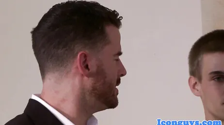 Schwuler Priester wendet sich bei einem Schwulenporno-Dreier dem Alkohol und dem Laster zu!